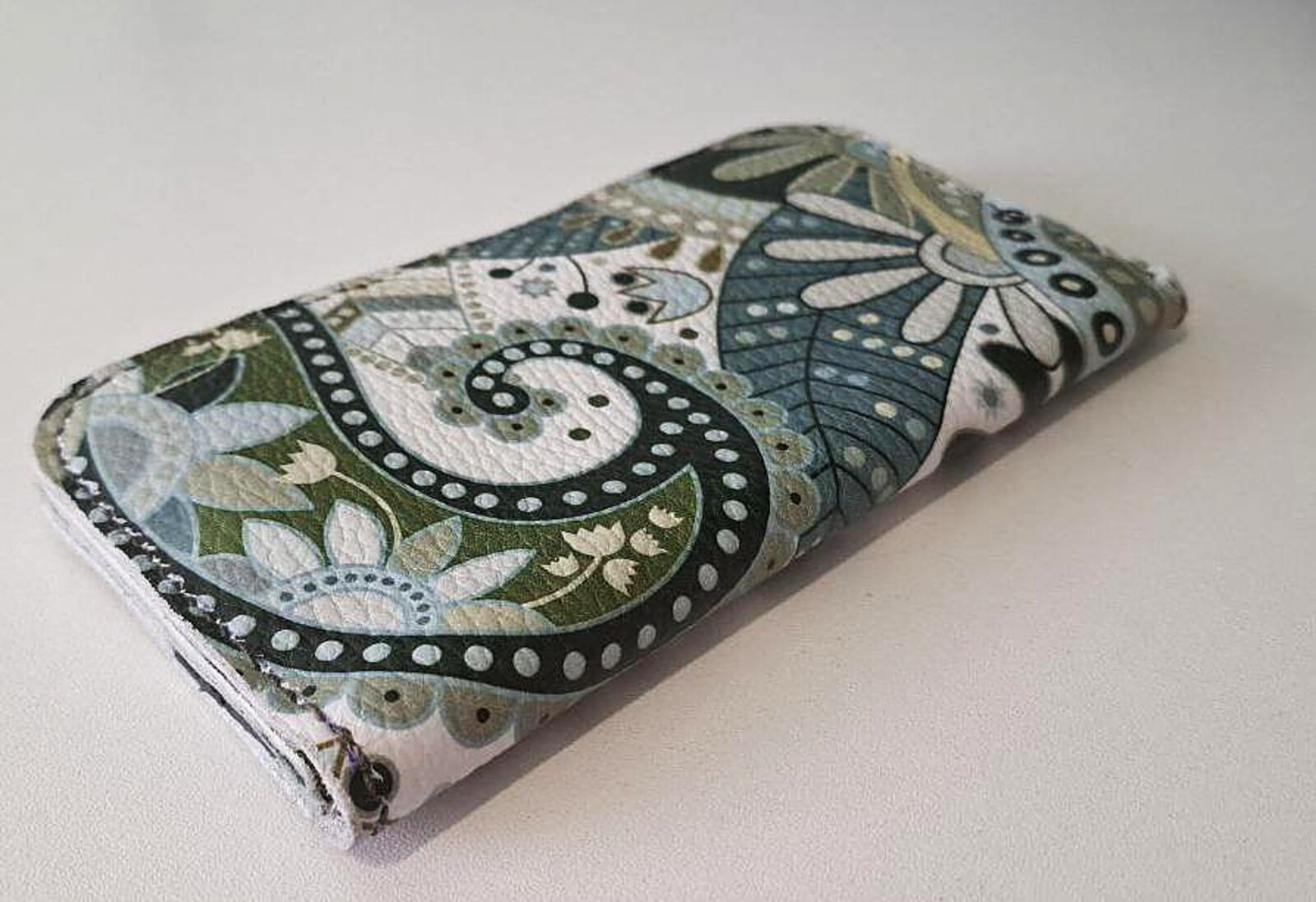 Leather cardholder with contrast stitching