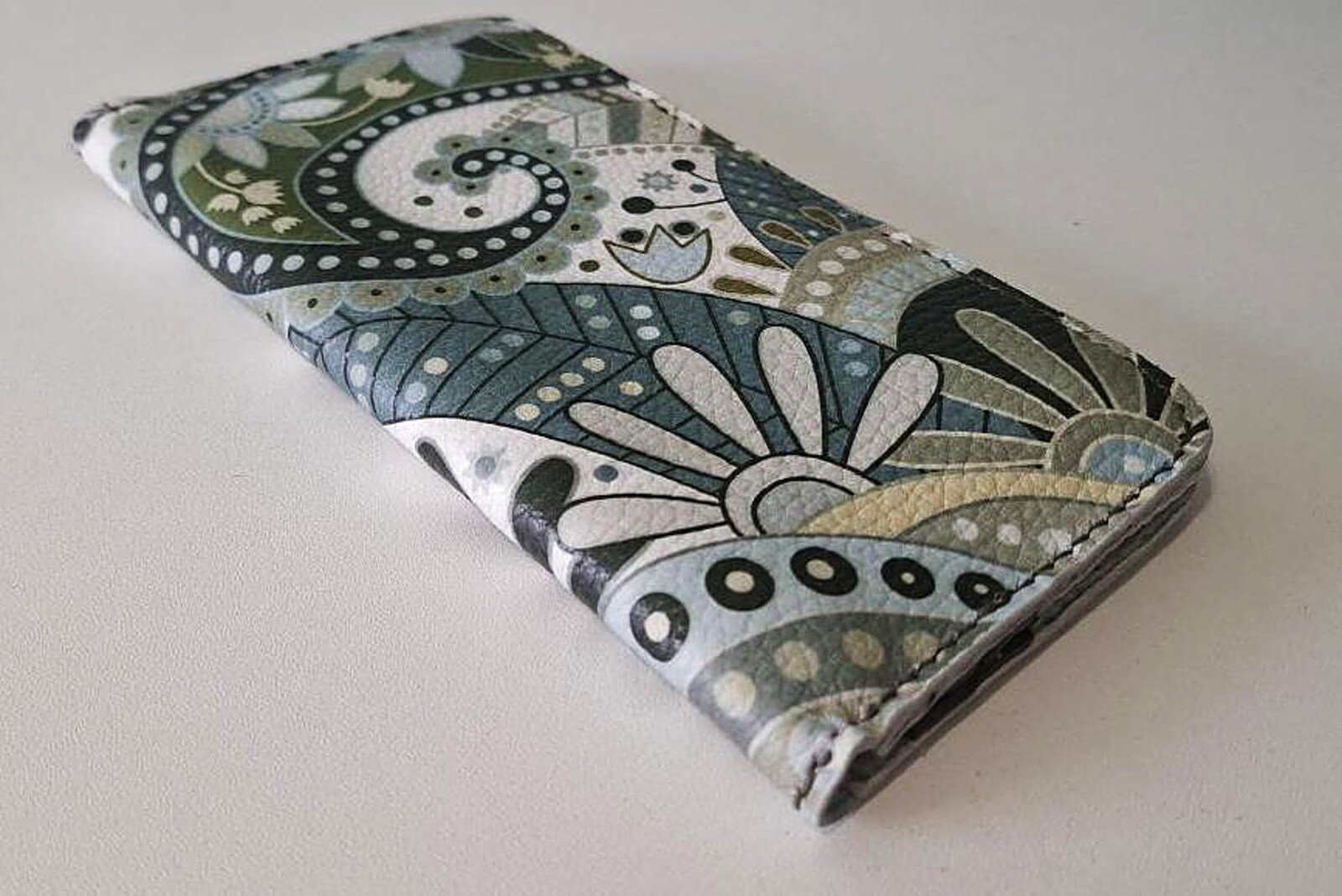 Leather cardholder with contrast stitching