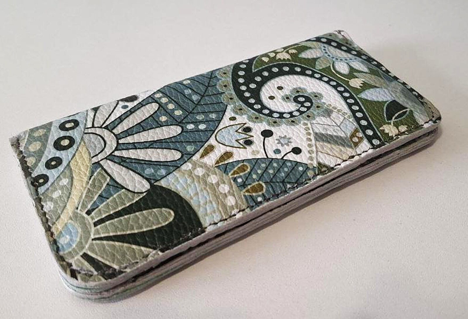 Leather cardholder with contrast stitching