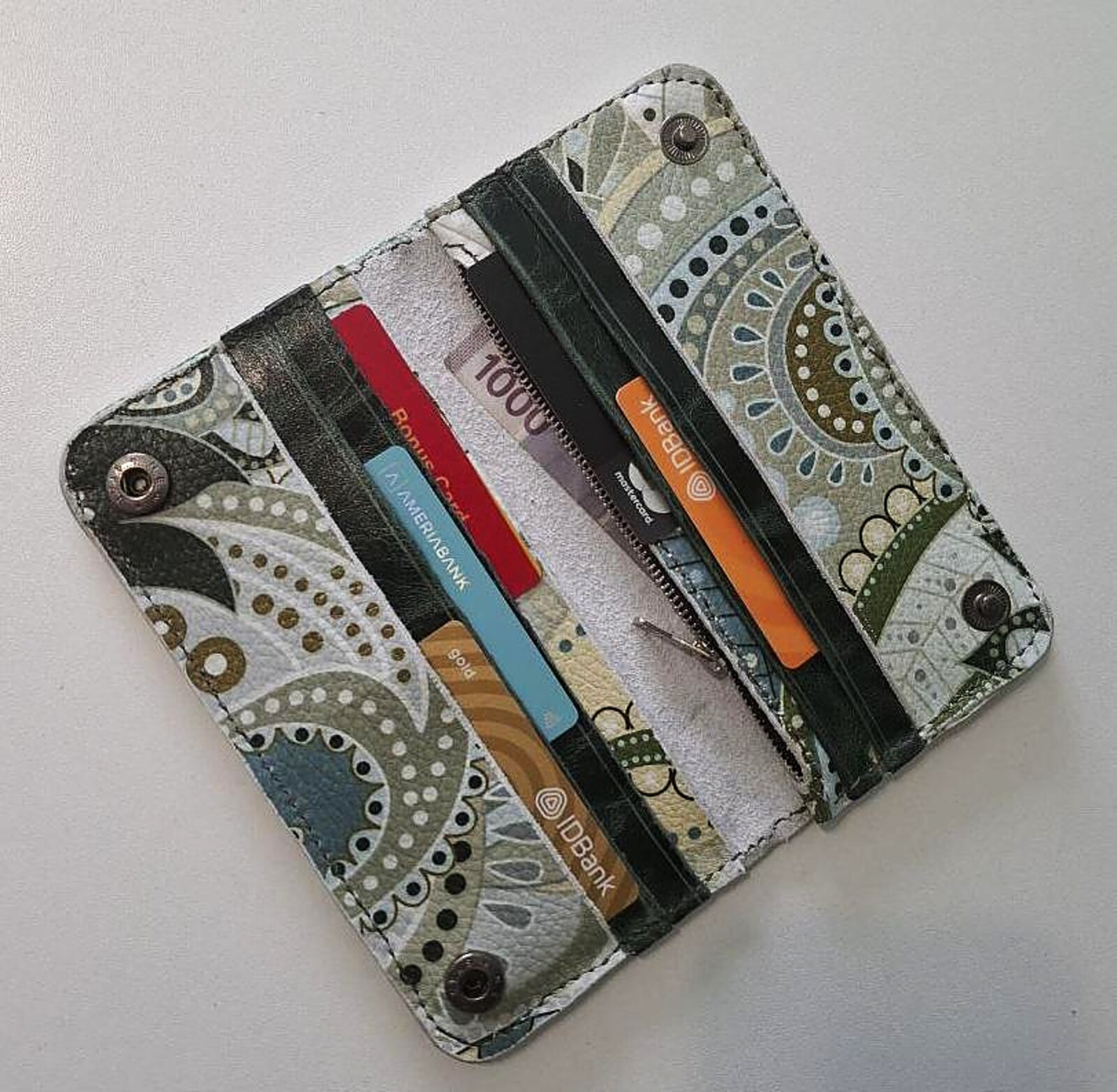 Leather cardholder with contrast stitching